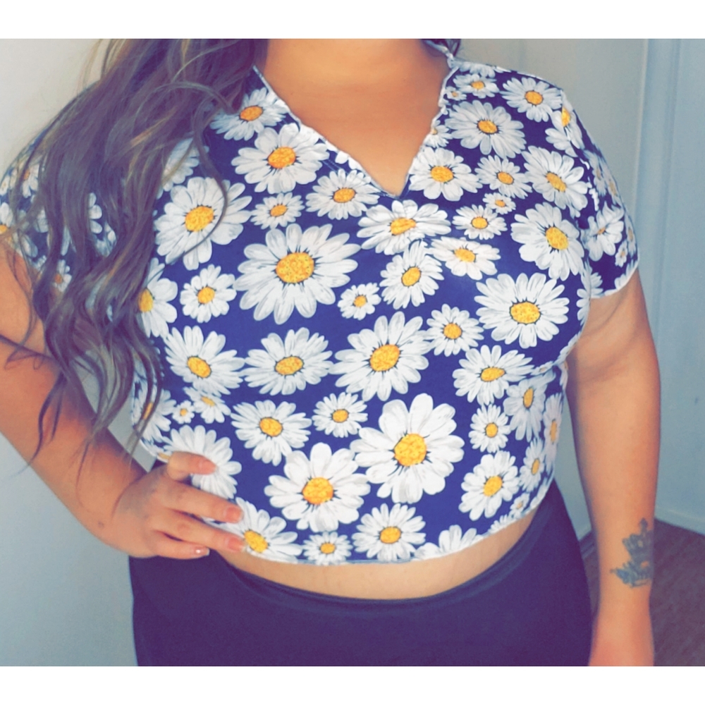 NWOT daisy floral crop top